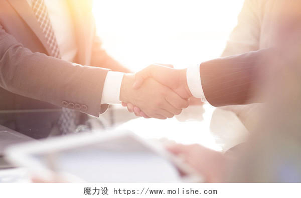 合同签订后商业伙伴之间的握手合作团结握手企业团结团结人物合作平台商务人士合作握手